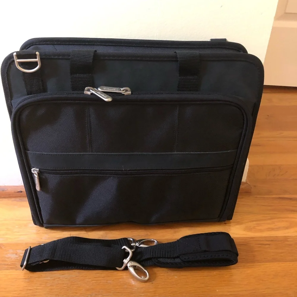 NWOT Black Canvas Compaq laptop with Shoulder Strap and leather Handles